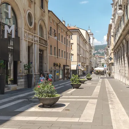 Lazzaro Hub - Nel Cuore Di * Trieste